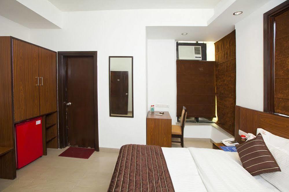 Treebo Mall View, Dlf Phase II Gurgaon Dış mekan fotoğraf
